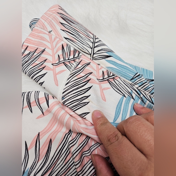 Butt Sculpting Leaf Yoga Shorts lot of 2. Size M/L - Picture 4 of 14